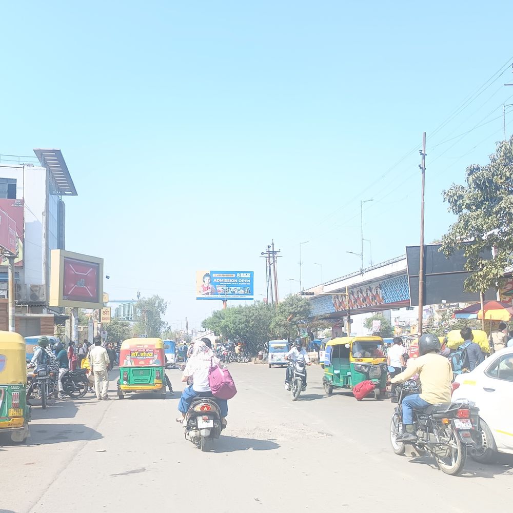 लखनऊ में पतझड़, सुबह से चल रही तेज हवा:सामान्य से 4 डिग्री ज्यादा गर्म रहा मौसम, एयर क्वालिटी सुबह से यलो जोन में