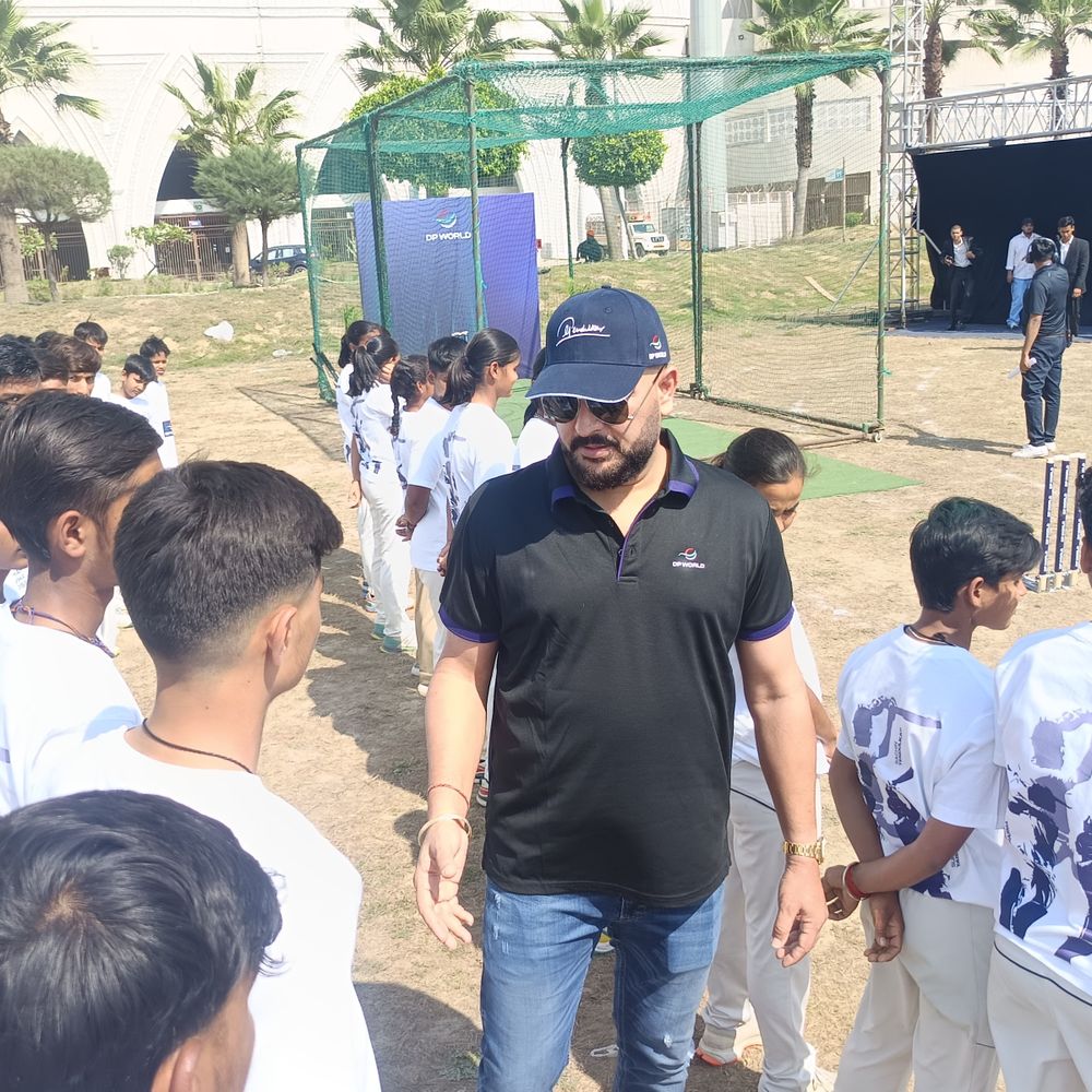 लखनऊ में युवराज सिंह ने की क्रिकेट प्रैक्टिस:लड़कियों को मोटिवेट कर बोले बहुत अच्छा कैच पकड़ा, लड़कों देख लो