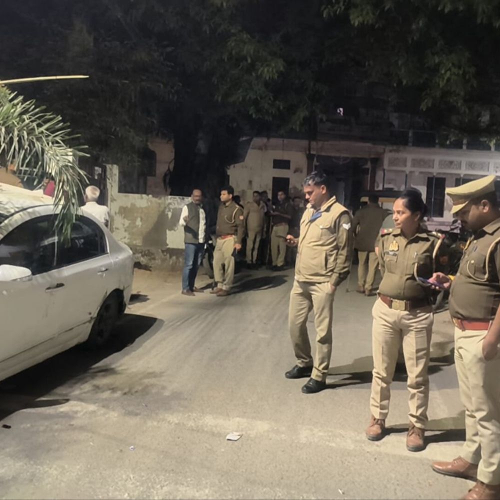 आजमगढ़ में तेज रफ्तार कार ने दीवार में मारी टक्कर:स्थानीय बोले नशे में गाड़ी चला रहे थे युवक, बचाने वालो के साथ मारपीट, हिरासत में आरोपी