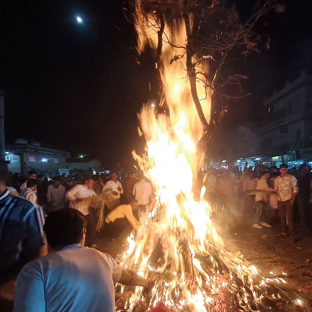 होली पर बच्चे बने दूल्हे, मामा-काका ने करवाएं फेरे:पाली में निभाई गई परंपरा, होलिका दहन के दौरान की गई पूजा-अर्चना