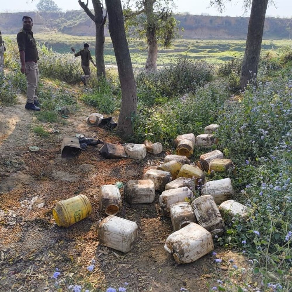 बांदा में 400 किलो महुआ लहन नष्ट:अवैध शराब के खिलाफ आबकारी विभाग और पुलिस की कार्रवाई