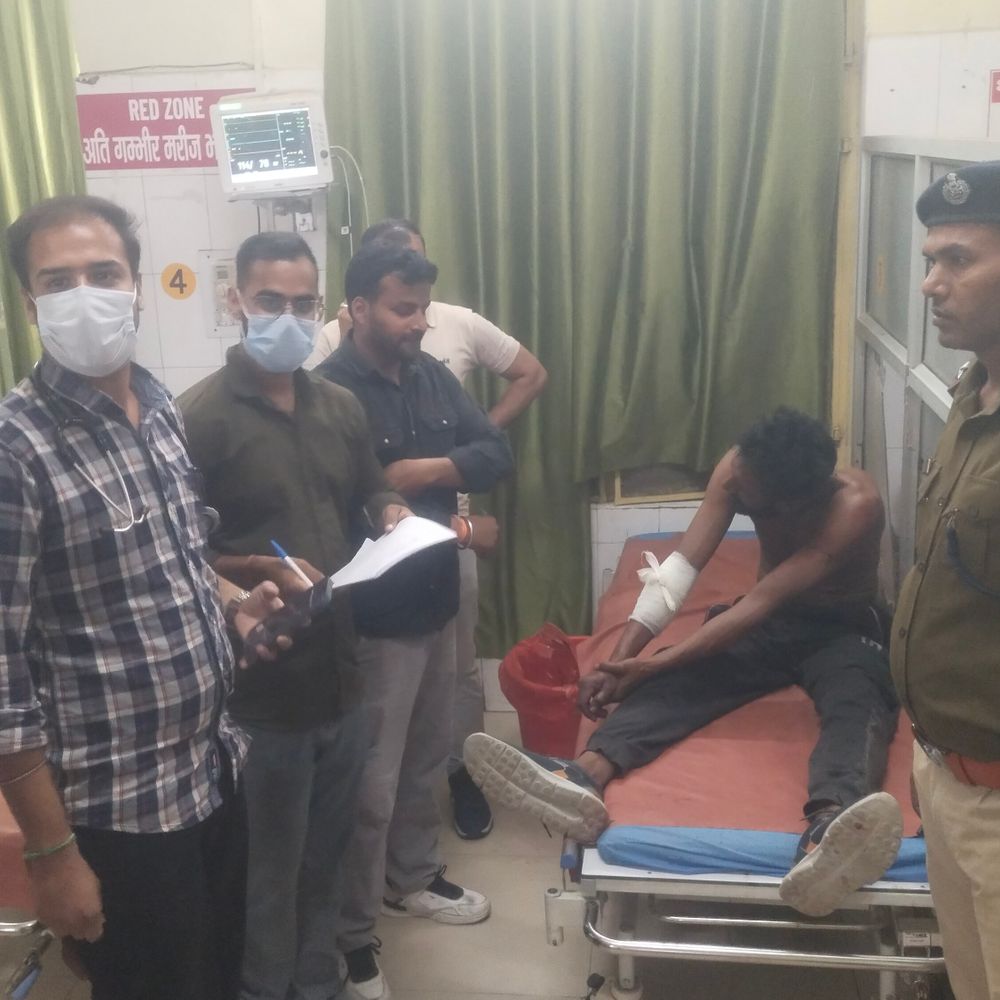 ललितपुर स्टेशन पर युवक 40 फीट ऊंचे ब्रिज से कूदा:ओएचई लाइन से टकराकर रेल पटरी पर गिरा, महामाना एक्सप्रेस 7 मिनट रुकी