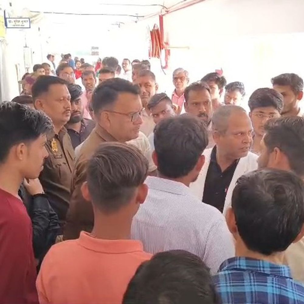 महोबा अस्पताल में बदसलूकी, डॉक्टरों का 4 घंटे कार्य बहिष्कार:नशे में धुत अराजकतत्वों ने स्टाफ से की गाली-गलौज, ज्ञापन सौंपा