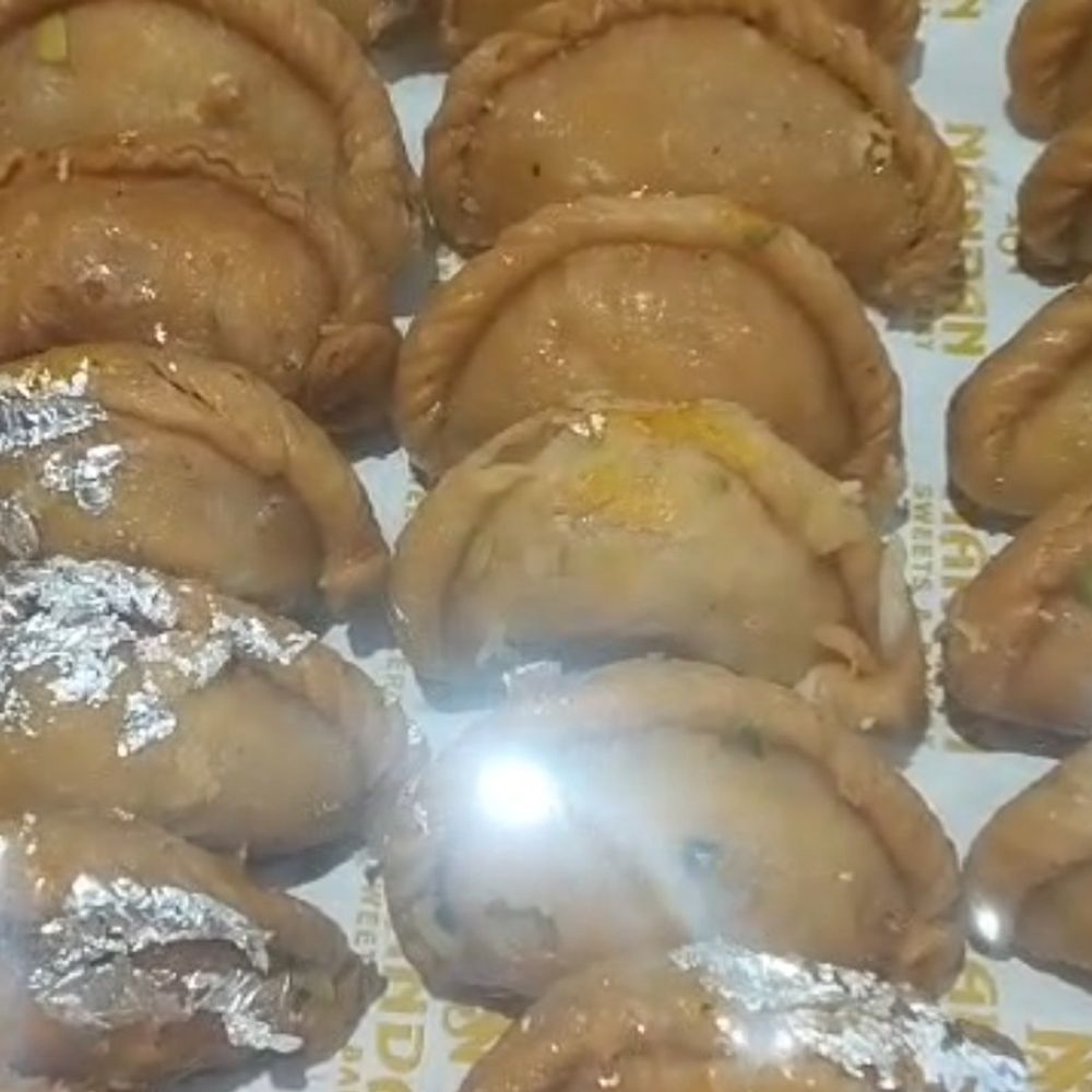 होली पर गुझिया और पकवानों की बढ़ी डिमांड:मुरादाबाद के बाजारों में रोज बिक रही 100 किलो गुझिया