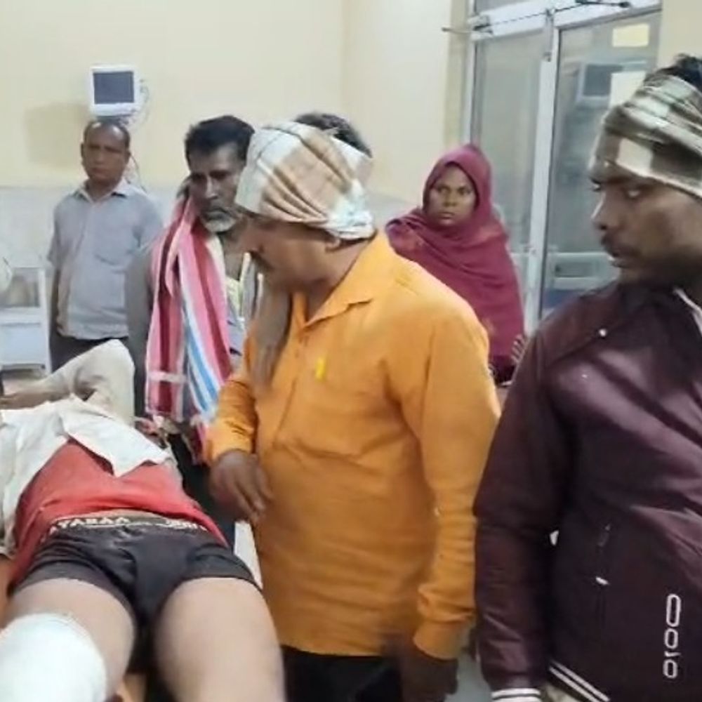 घाटमपुर में दो सड़क हादसों में तीन गंभीर घायल:बोलेरो और डंपर की टक्कर से जीजा-साले समेत युवक कानपुर जिला अस्पताल रेफर