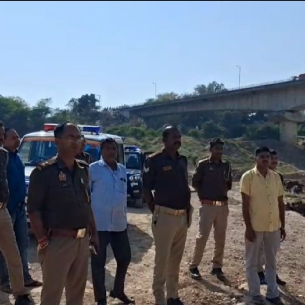 यमुना नदी में मिला विवाहित महिला का शव:जालौन में पुलिस ने बाहर निकाला, शिनाख्त की कोशिश कर रही