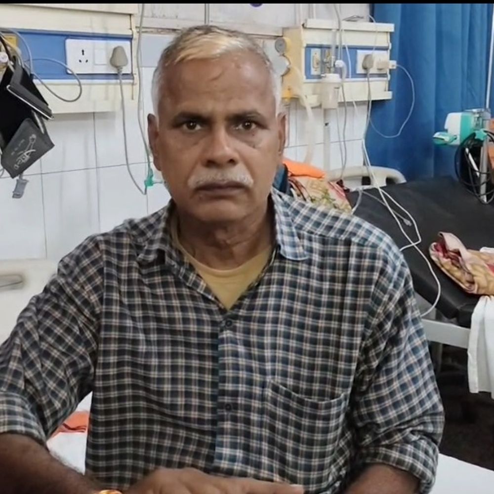 भूसा भरते समय बुजुर्ग को सांप ने काटा:डिब्बे में बंद करके अस्पताल पहुंचा, डॉक्टरों ने शुरू किया इलाज