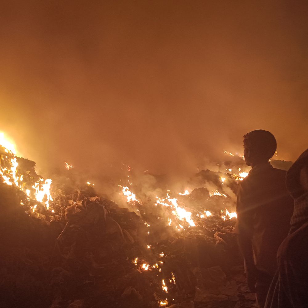 कायमगंज के कूड़ा केंद्र में लगी आग:जहरीला धुआं फैला, स्थानीय निवासियों को स्वास्थ्य जोखिम; अधिकारी बोले- बुझवाएंगे आग