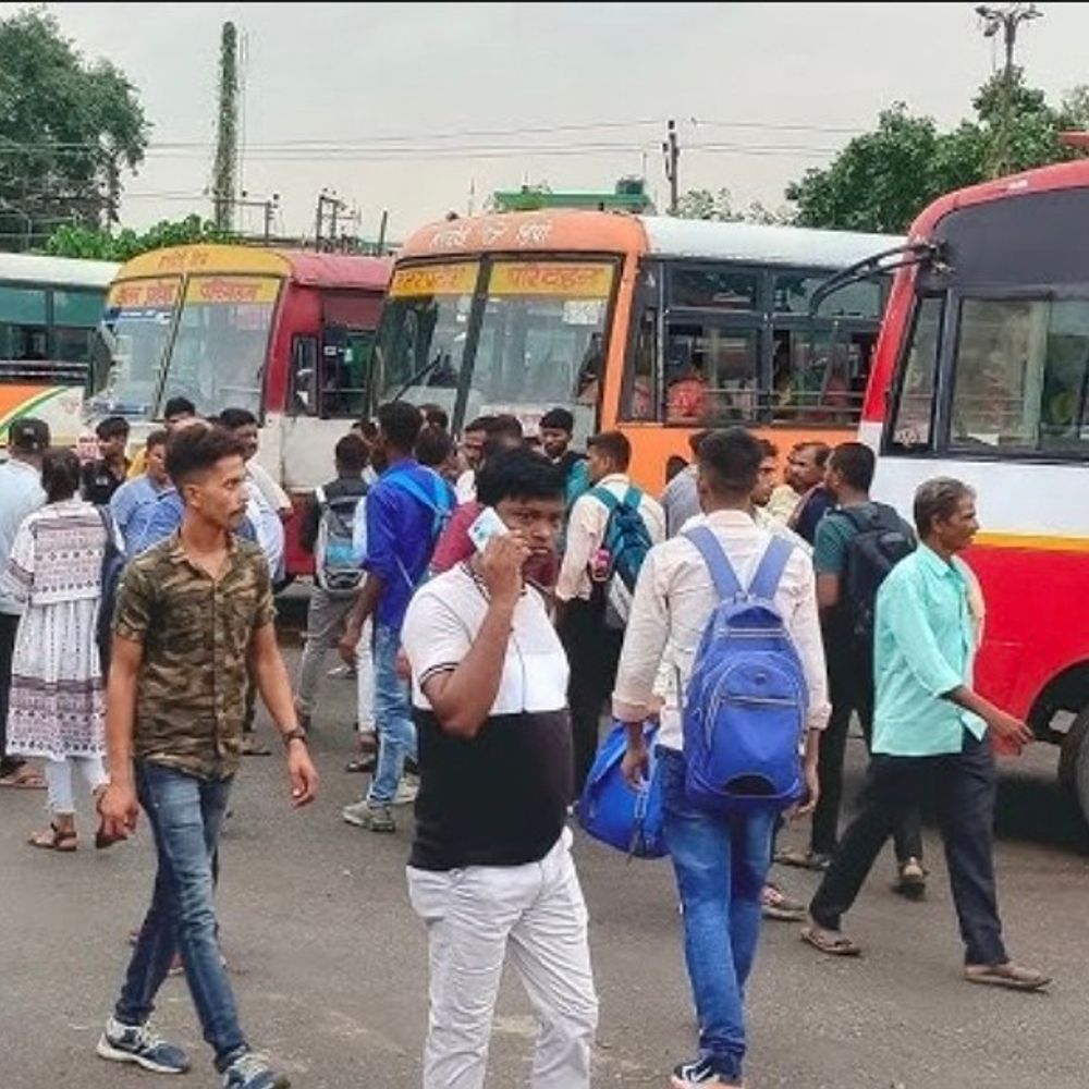 प्रवासी मजदूरों के लिए यूपी रोडवेज ने बढ़ाई दिल्ली बसें:यात्री संख्या बढ़ने पर बसें दोगुनी, अन्य डिपो से भी अतिरिक्त बसें संचालित