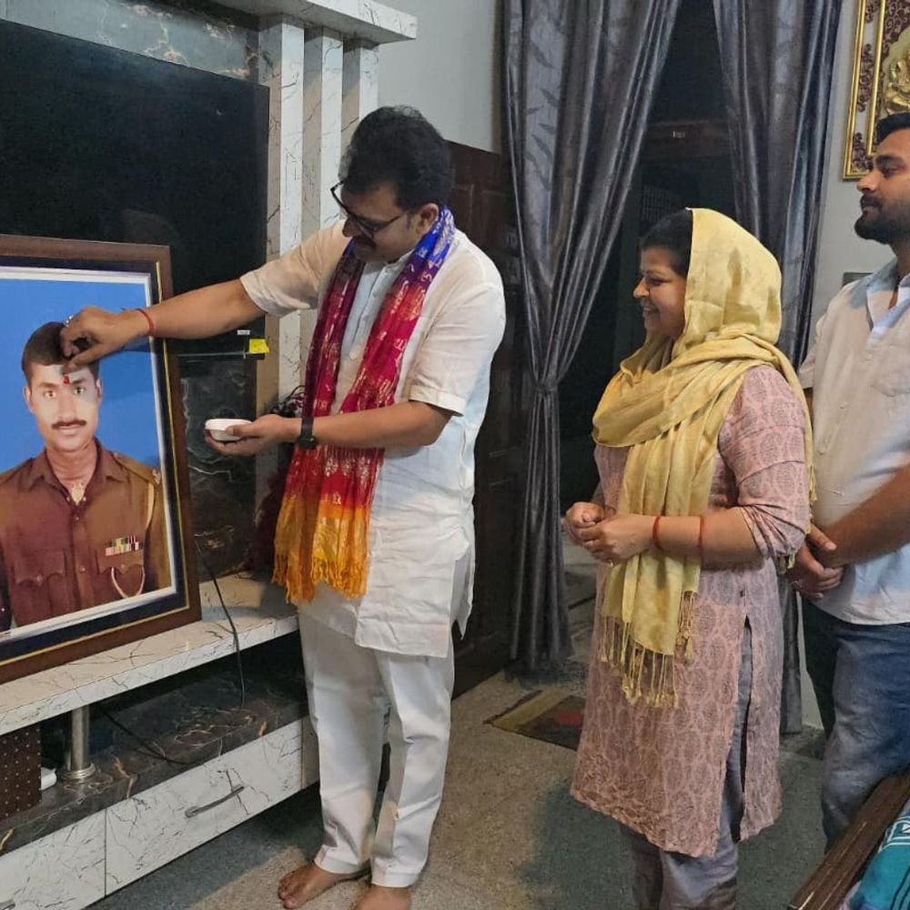 उन्नाव में भाजपा नेता ने शहीद परिवारों को किया सम्मानित:होली पर दी शुभकामनाएं, बलिदान को किया याद