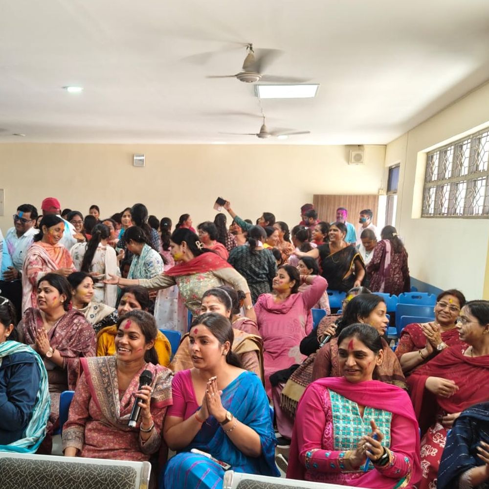 आर्मी पब्लिक स्कूल गोरखपुर में होली मिलन समारोह:टीचर्स ने पारंपरिक तरीके से गाया होली गीत, एक दूसरे को दी बधाई