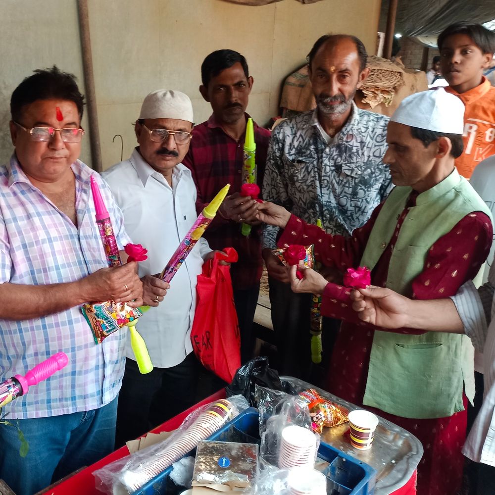 संभल में होली-रमजान पर सपा कार्यकर्ताओं की अनोखी पहल:हिन्दू-मुस्लिम समुदाय के लोगों को बांटे गुलाल, खजूर