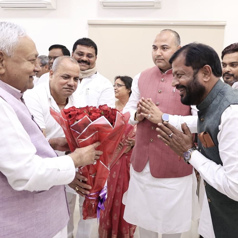 नीतीश के पुत्र ने उन्हें महावीर मंदिर का प्रसाद खिलाया, उनसे केक कटवाया