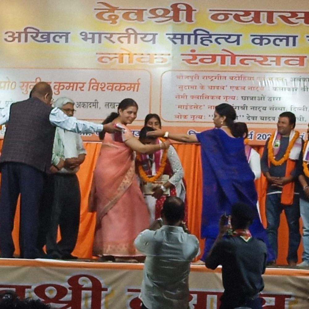 डी.सी.एस.के.पी कॉलेज में लोक रंगोत्सव का आयोजन:रामलला मूर्ति बनाने वाले सुनील विश्वकर्मा भी पहुंचे, भोजपुरी भजन और नाट्य प्रस्तुतियों ने बांधा मन