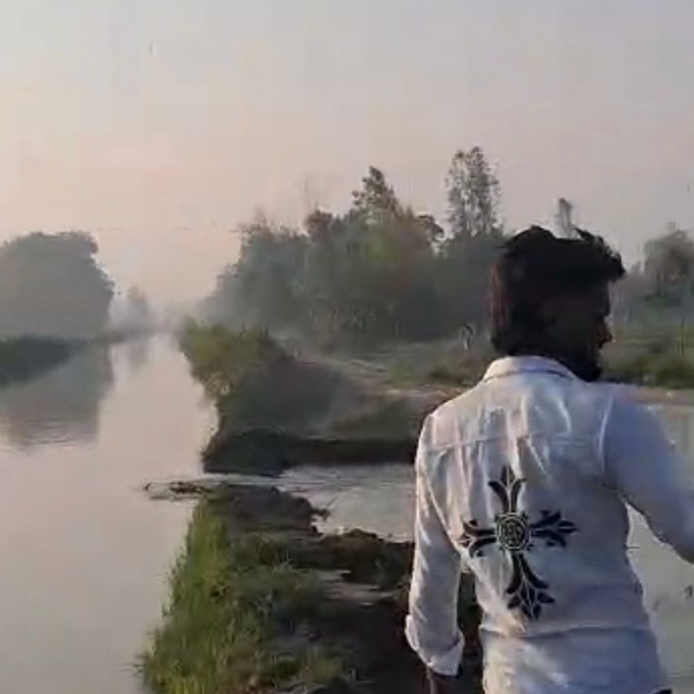 शारदा माइनर कटी, गेहूं-सरसों की फसलें डूबीं:मानक विहीन खनन से नुकसान, किसानों ने मुआवजे की मांग की