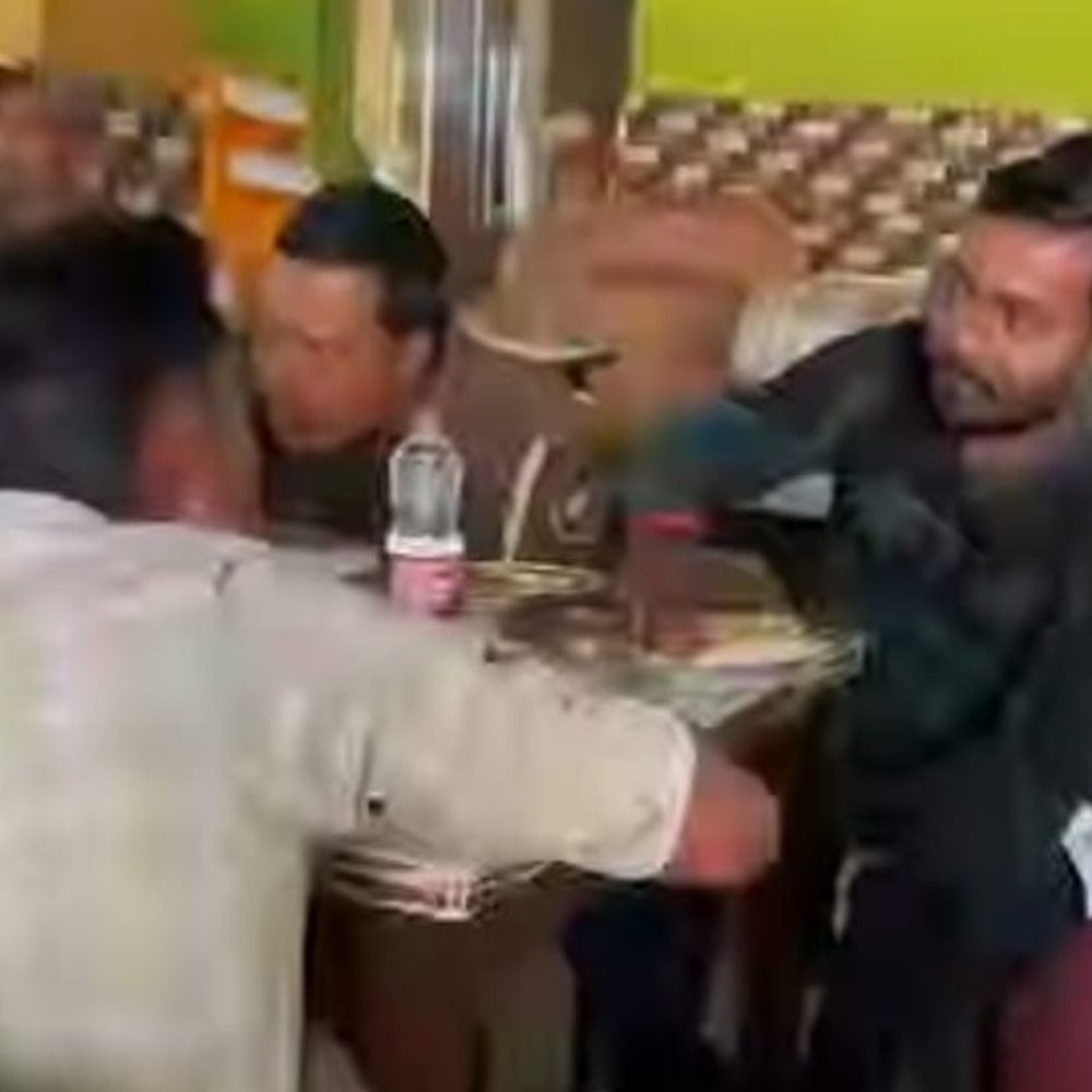 मधेपुरा में गोलीकांड के आरोपी को VIP ट्रीटमेंट:हथकड़ी में पुलिस संग होटल में खाया खाना, वीडियो वायरल होने पर 3 पुलिसकर्मी निलंबित