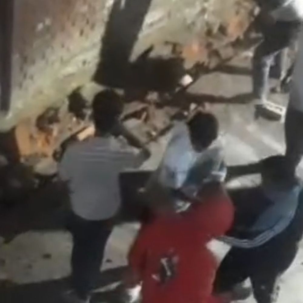 अंबेडकरनगर में नवनिर्मित सरकारी सड़क-नाली क्षतिग्रस्त:ठेकेदार की शिकायत पर 5 नामजद पर केस, वीडियो सामने आया