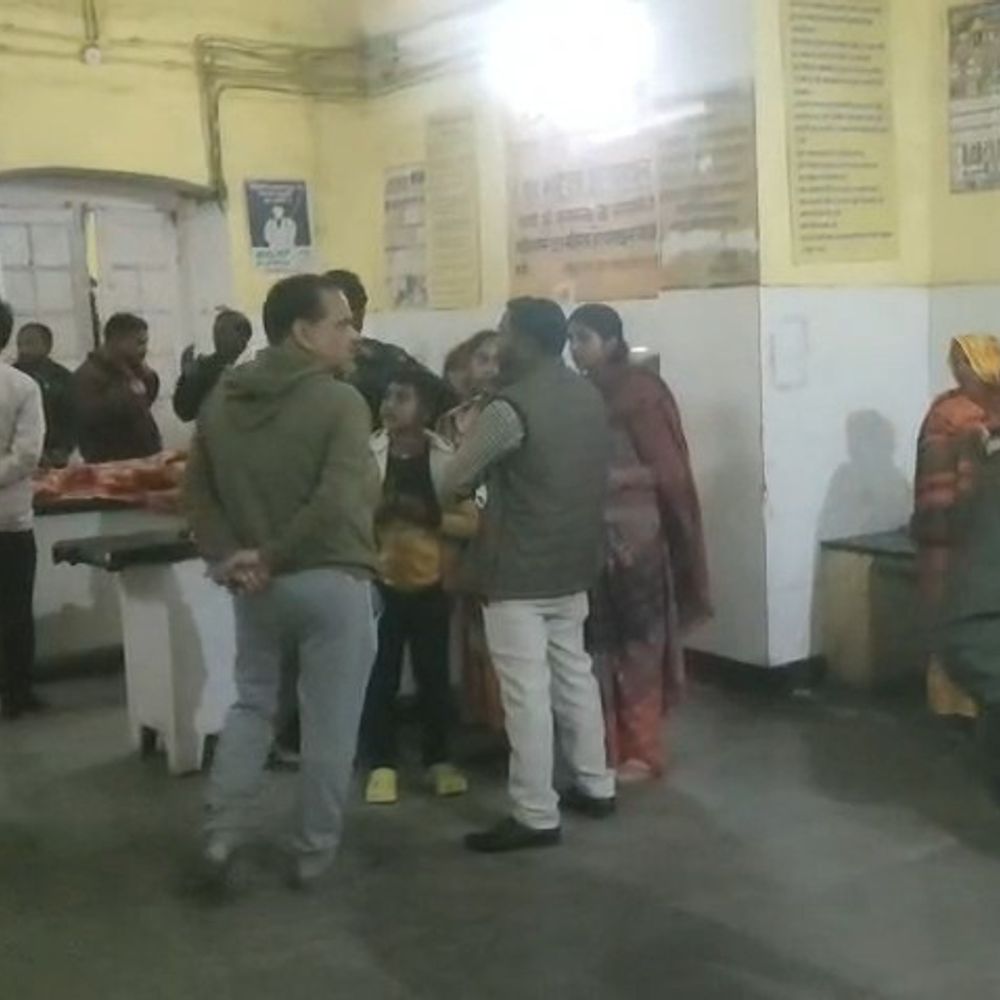 बाजार से लौट रहे कोटेदार की सड़क हादसे में मौत:सीतापुर में देर रात हादसा, टक्कर मारकर चालक फरार; बेटे का रो-रोकर बुरा हाल