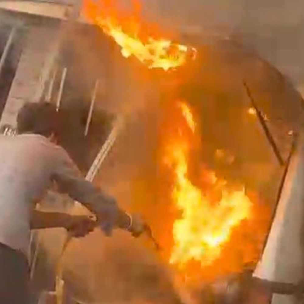 नीमच सर्विस सेंटर पर वैन में लगी आग:  गैस किट वाली मारुति वैन में भड़कीं लपटें; कर्मचारियों की तत्परता से टला बड़ा हादसा – Neemuch News