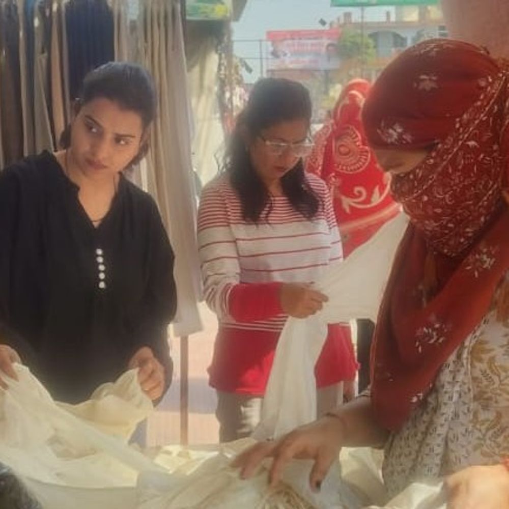 मेरठ में होली से पहले सफेद कपड़ों की मांग बढ़ी:युवा और महिलाएं कर रहे जमकर खरीदारी, बाजारों में रौनक