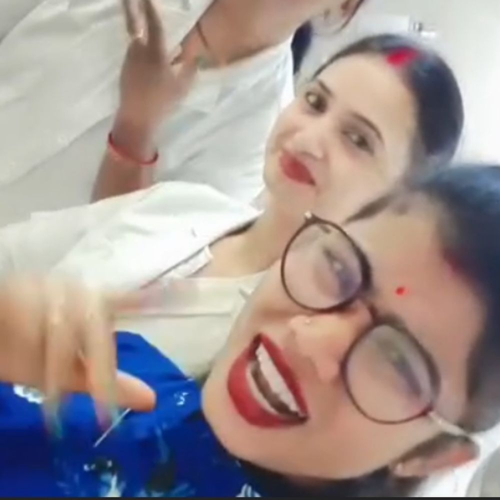 जालौन में स्टाफ नर्सों की सेवा समाप्ति के निर्देश:ड्यूटी पर रील बनाने का मामला, DM बोले- मरीजों की सुरक्षा सबसे पहले