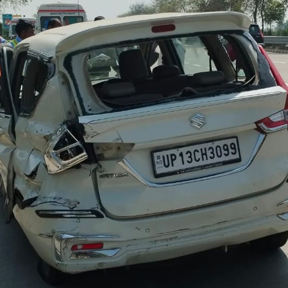 यमुना एक्सप्रेसवे पर कार डिवाइडर से टकराई:एक ही परिवार के पांच सदस्य घायल, ड्राइवर को नींद आने से हुआ हादसा