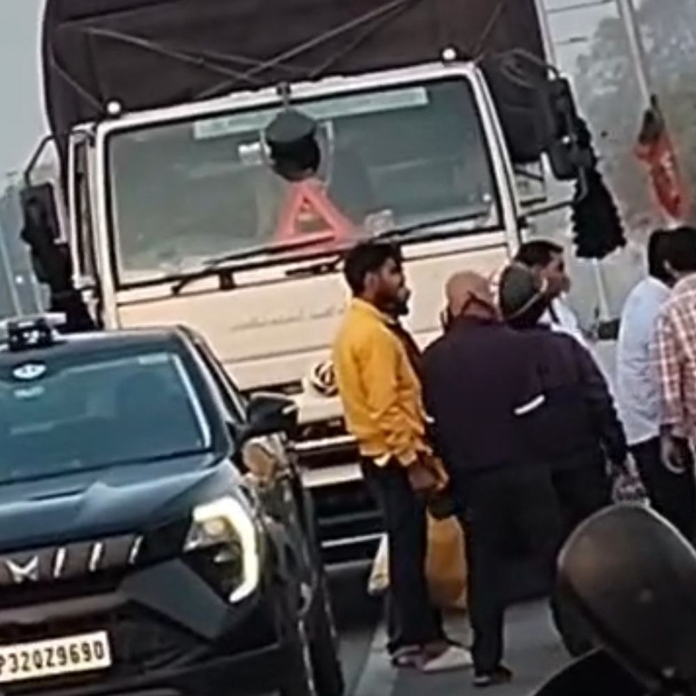 अयोध्या में ट्रक ड्राइवर-क्लीनर की पिटाई:वीडियो वायरल होने के बाद आरोपी गिरफ्तार, XUV 300 सील