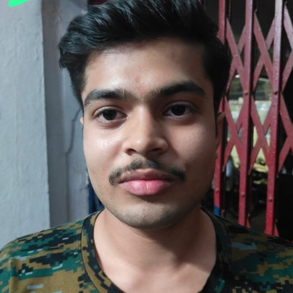 वर्दी और पिस्टल लेकर थाने पहुंचा फर्जी सिपाही:बक्सर में महिला के साथ पुलिस पर दबाव बनाने आया था; पूछताछ में पोल खुली, हथियार जब्त