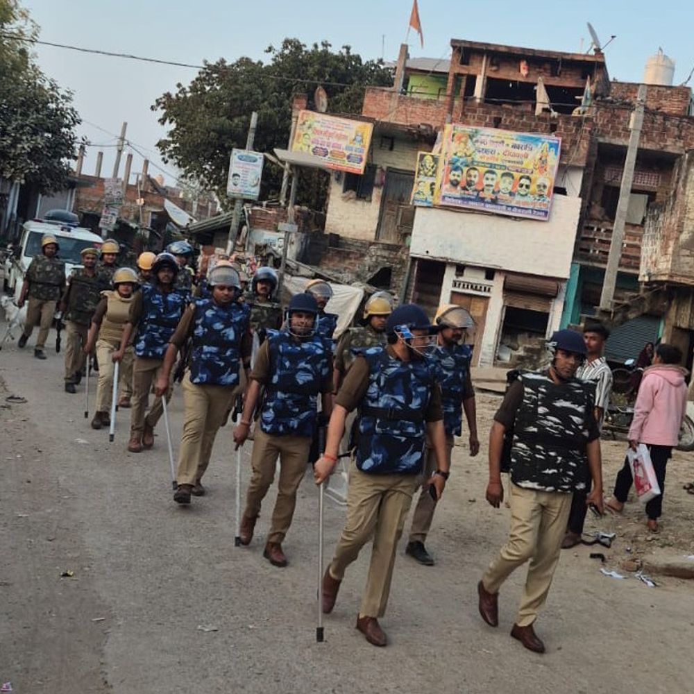 घाटमपुर में 6 थानों में दंगा नियंत्रण रिहर्सल:एसीपी ने खुद चलाई टियर गैस गन, संवेदनशील क्षेत्रों में फोर्स के साथ पैदल गश्त