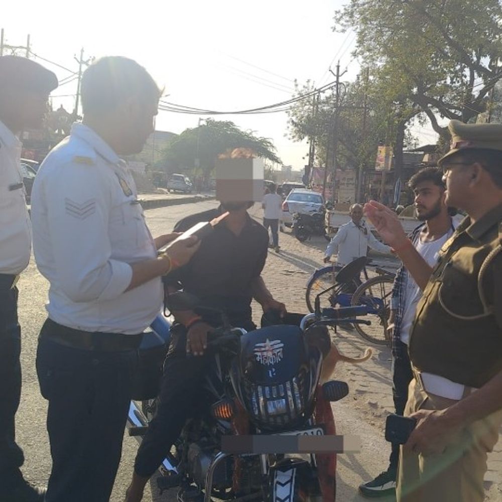 भदोही में 86 वाहनों पर छापेमारी:ड्रंक एंड ड्राइव सहित 72 बाइक और 14 चार पहिया वाहनों का चालान