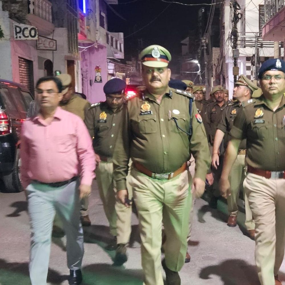 एटा में SSP ने भारी पुलिस बल के साथ गश्त:होली सुरक्षा का जायजा लिया; खुले में शराब पीने वालों को चेतावनी