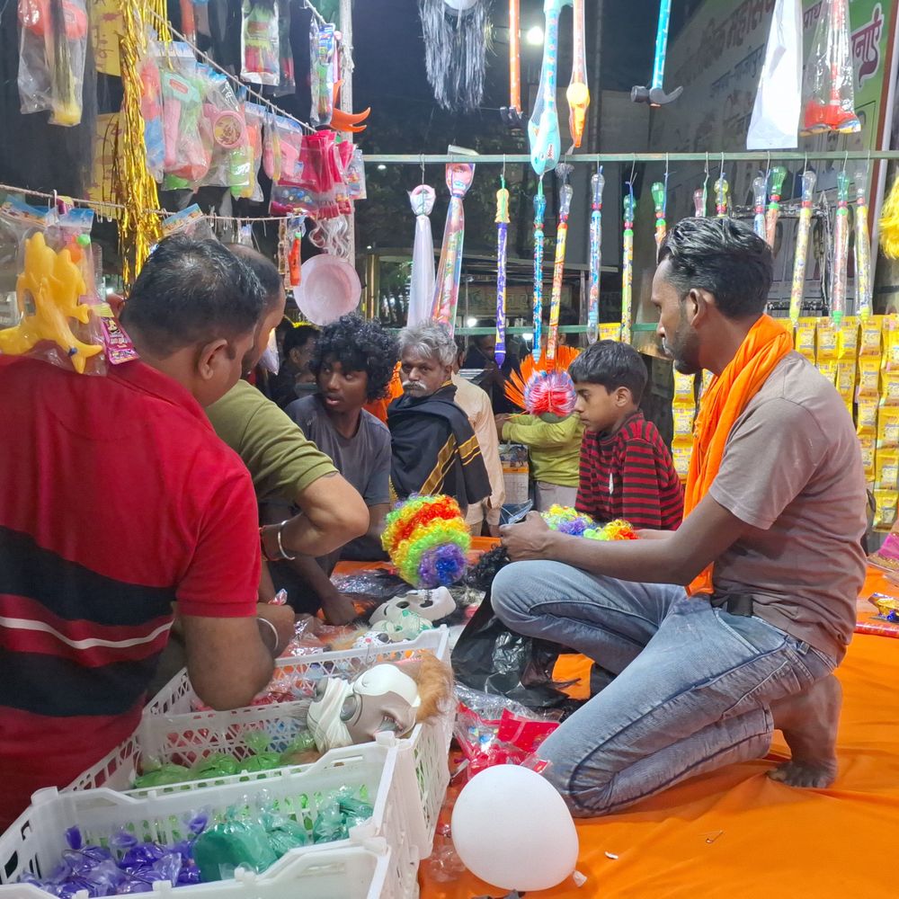 गाजीपुर में होली का उत्साह, बाजार गुलजार:रंग-पिचकारियों की बिक्री तेज, आधी रात होगी होलिका दहन