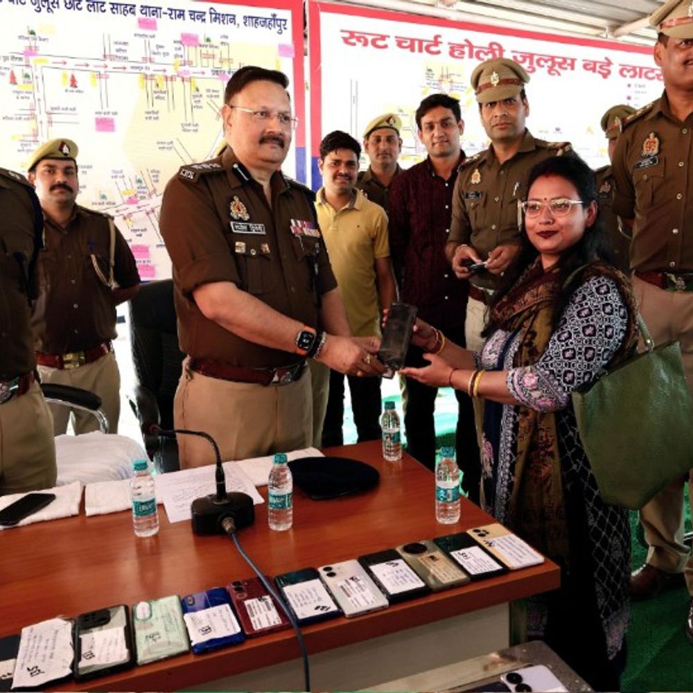 शाहजहांपुर पुलिस ने 35 लाख के 151 मोबाइल बरामद किए:मालिकों को सौंपे, दो पुलिसकर्मी भी शामिल, महिला बोली-मोबाइल खोने पर बहुत रोये थे