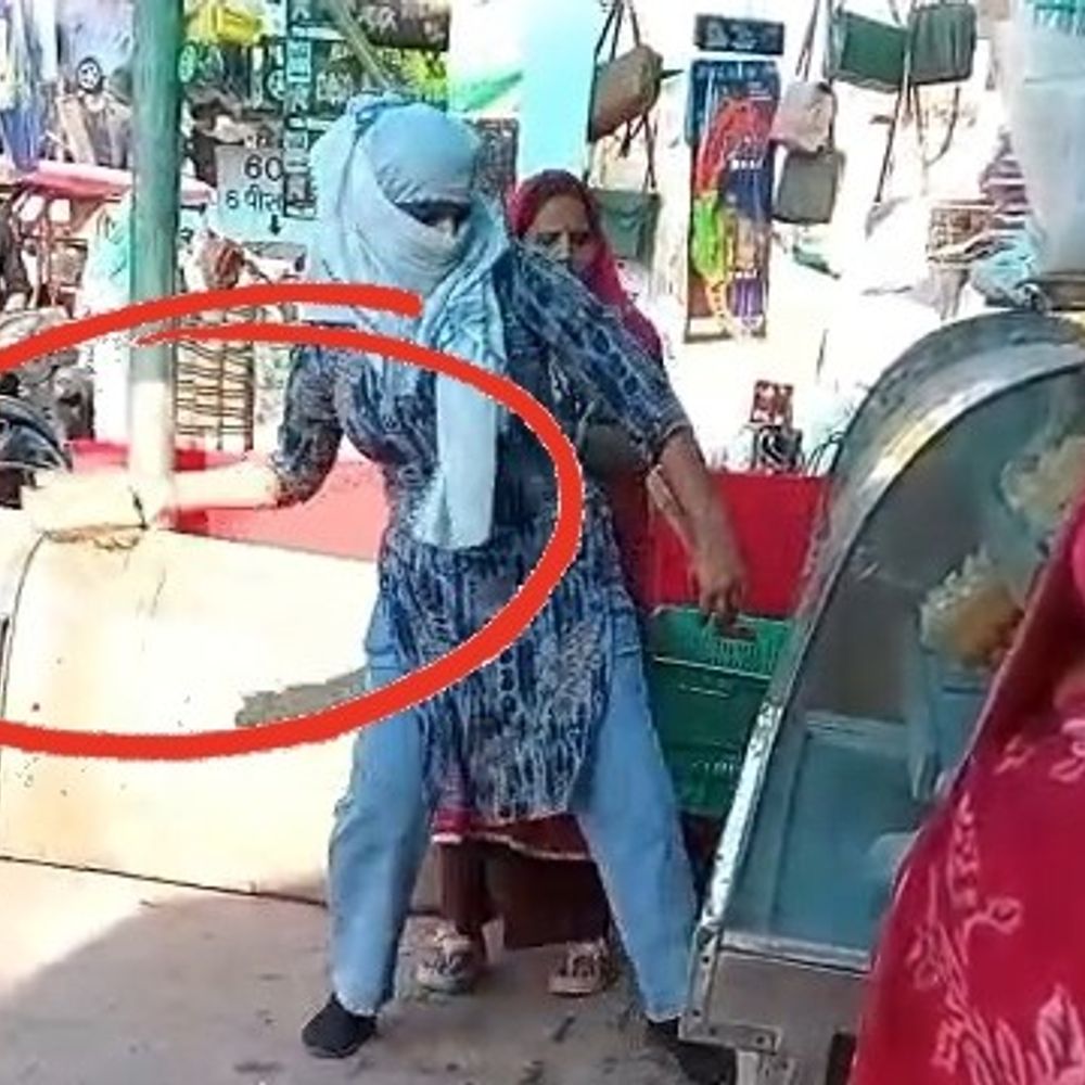 स्कूटी हटाने को कहा तो भड़की युवती:मैनपुरी में युवती ने ईंट मारकर दुकानदार का काउंटर फोड़ा, वीडियो वायरल