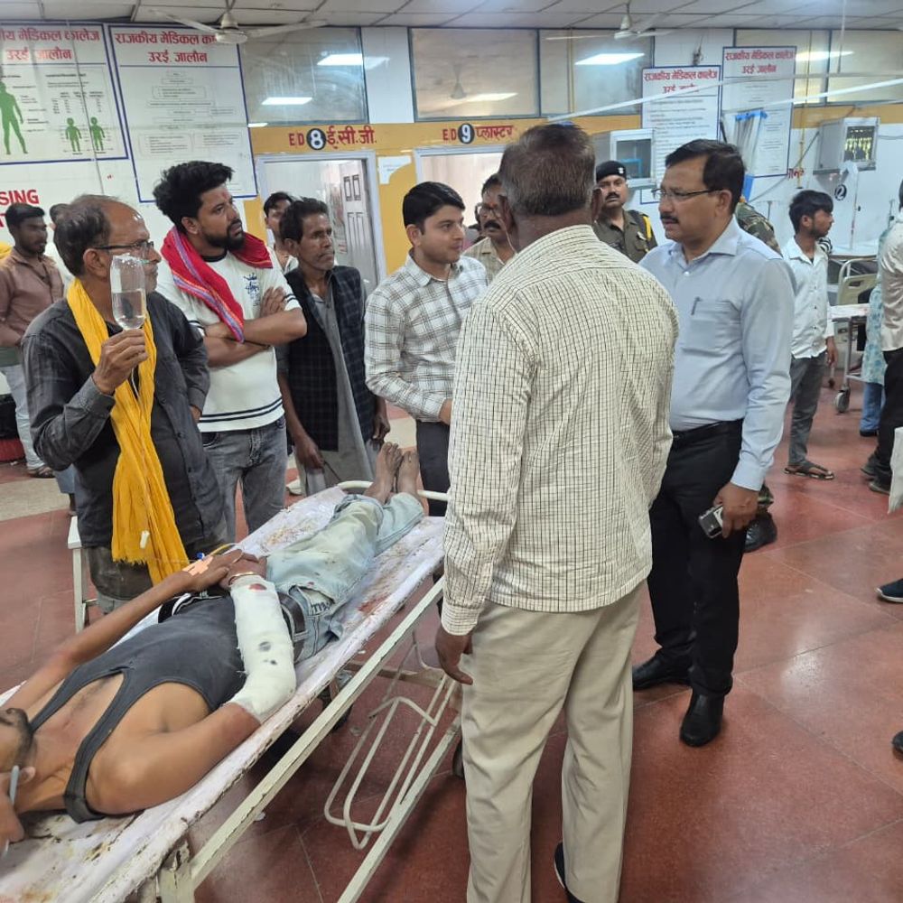 DM ने मेडिकल कॉलेज का किया औचक निरीक्षण:होली पर एक्टिव रहने का निर्देश, मरीजों से बातचीत करके लिया फीडबैक