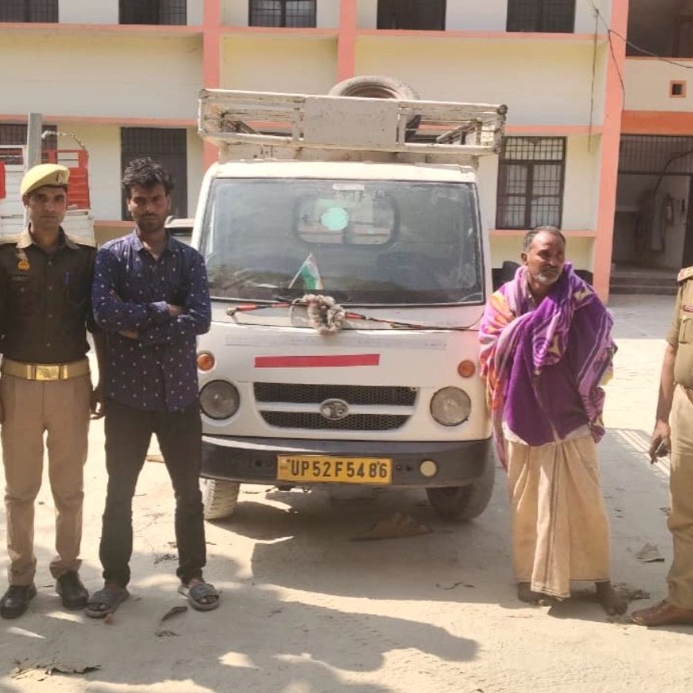 देवरिया में 3 गोवंश के साथ दो गिरफ्तार:भाटपार रानी पुलिस ने चेकिंग अभियान चलाकर पकड़ा