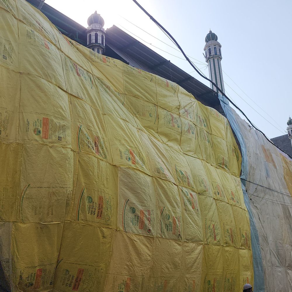 संभल में होली पर 10 मस्जिदें त्रिपाल से ढकीं:संवेदनशील इलाकों में शांति व्यवस्था और सद्भाव बनाए रखने की अपील