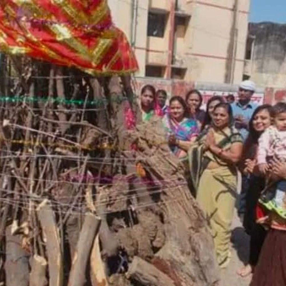 सोनभद्र में 1528 स्थानों पर होलिका दहन:रमजान के दौरान होली पर्व पर प्रशासन सतर्क, सुरक्षा के पुख्ता इंतजाम