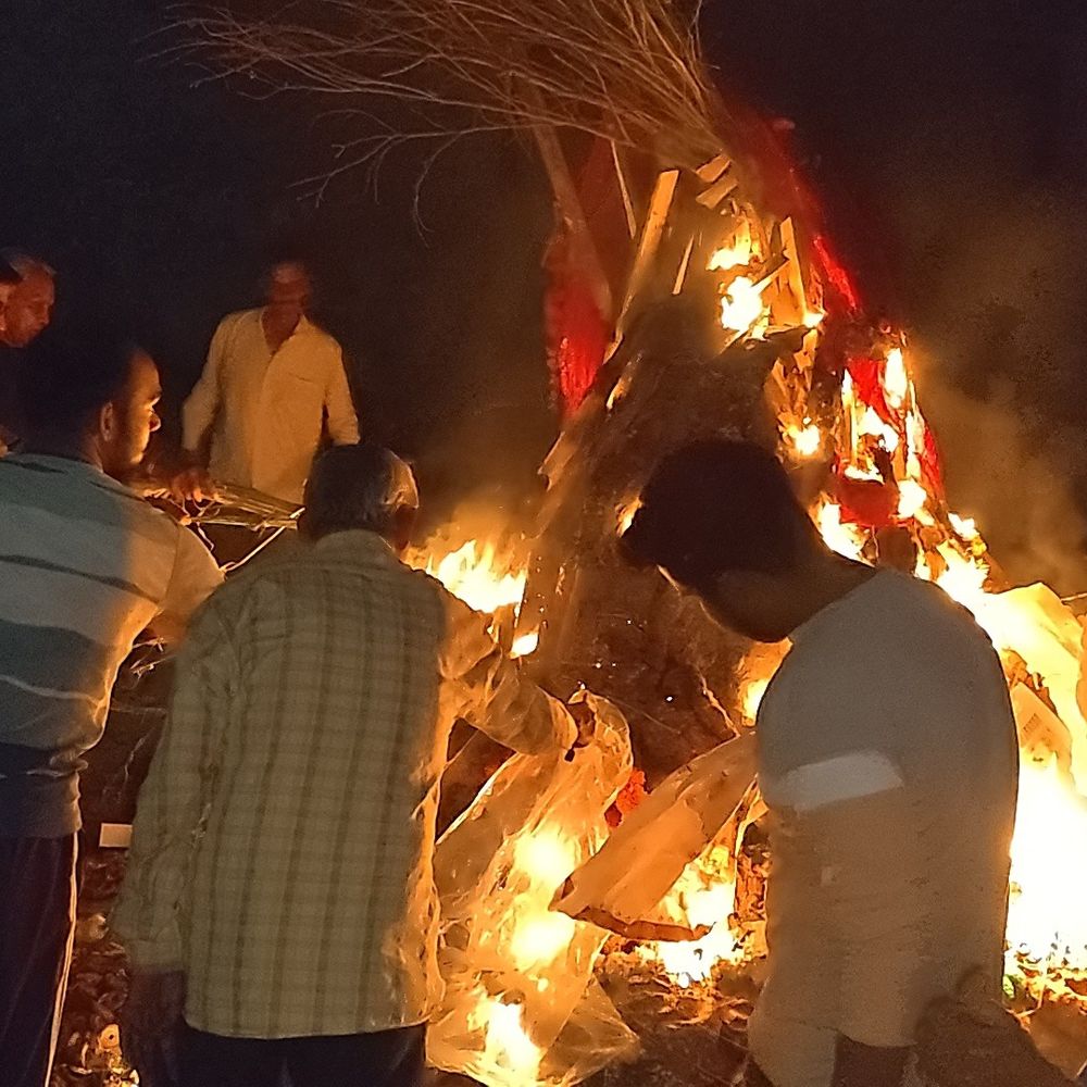 फिरोजाबाद में चंद्र ग्रहण, एक दिन पहले होलिका दहन:दहकी होलिका, गूंजा होली है का उल्लास