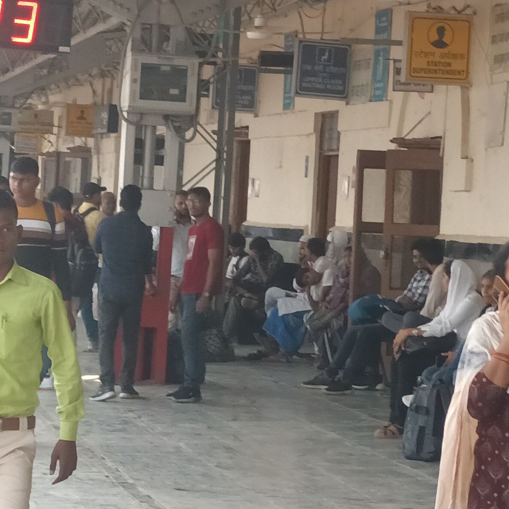 होली पर ट्रेनों में भारी भीड़, वेटिंग लिस्ट 150 पार:जौनपुर में यात्रियों को राहत नहीं, तत्काल टिकट मिलना भी मुश्किल