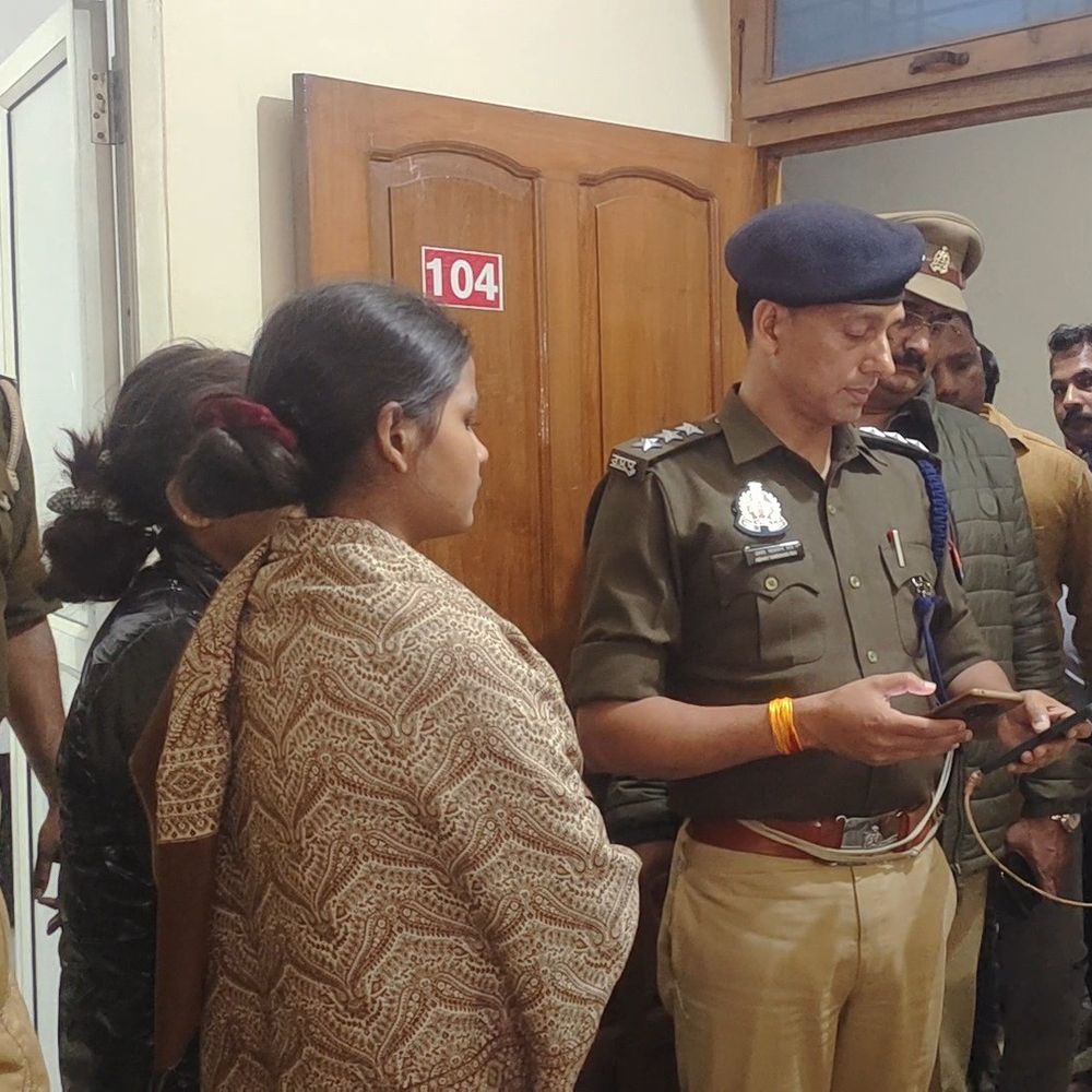 इटावा होटल विवाद में पुलिस की बड़ी कार्रवाई:दो महिलाएं, पांच पुरुष हिरासत में; कुछ छत से भागे