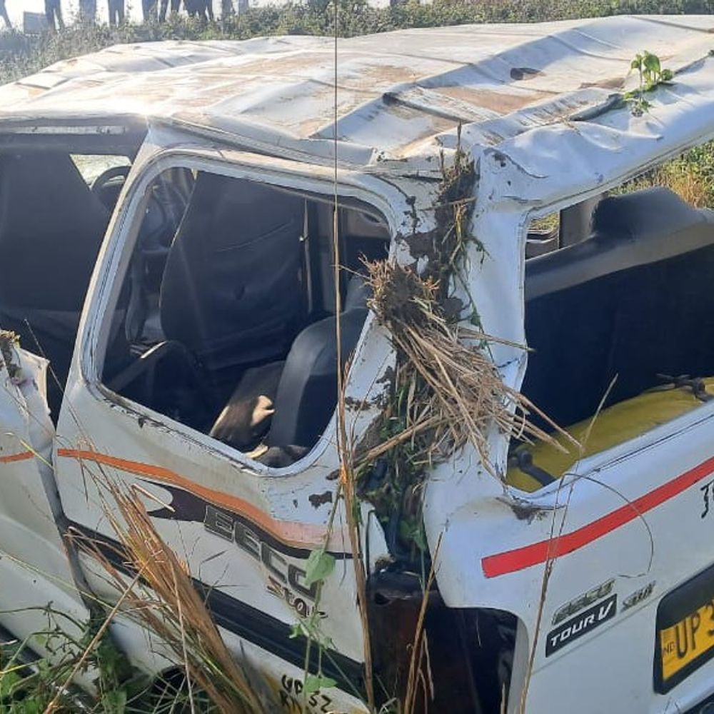 तेज रफ्तार कार अनियंत्रित होकर पलटी:बहराइच में आठ लोग घायल, घटनास्थल पर जा रहे चौकी प्रभारी भी चोटिल