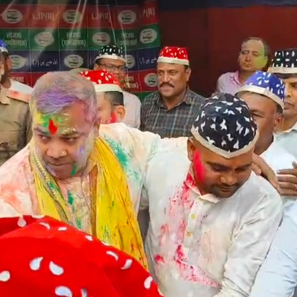 सांसद अरुण भारती लोजपा होली मिलन समारोह में शामिल:शेखपुरा कार्यालय में कार्यकर्ताओं संग होली मनाई, शांति की अपील