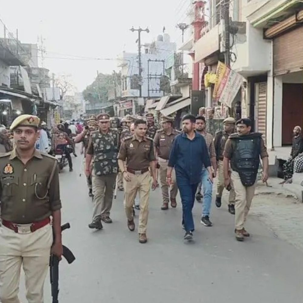 हरदोई में डीएम-एसपी ने किया फ्लैग मार्च:सुरक्षा का जायजा लिया, जिला 2 जोन, 25 सेक्टर में बंटा