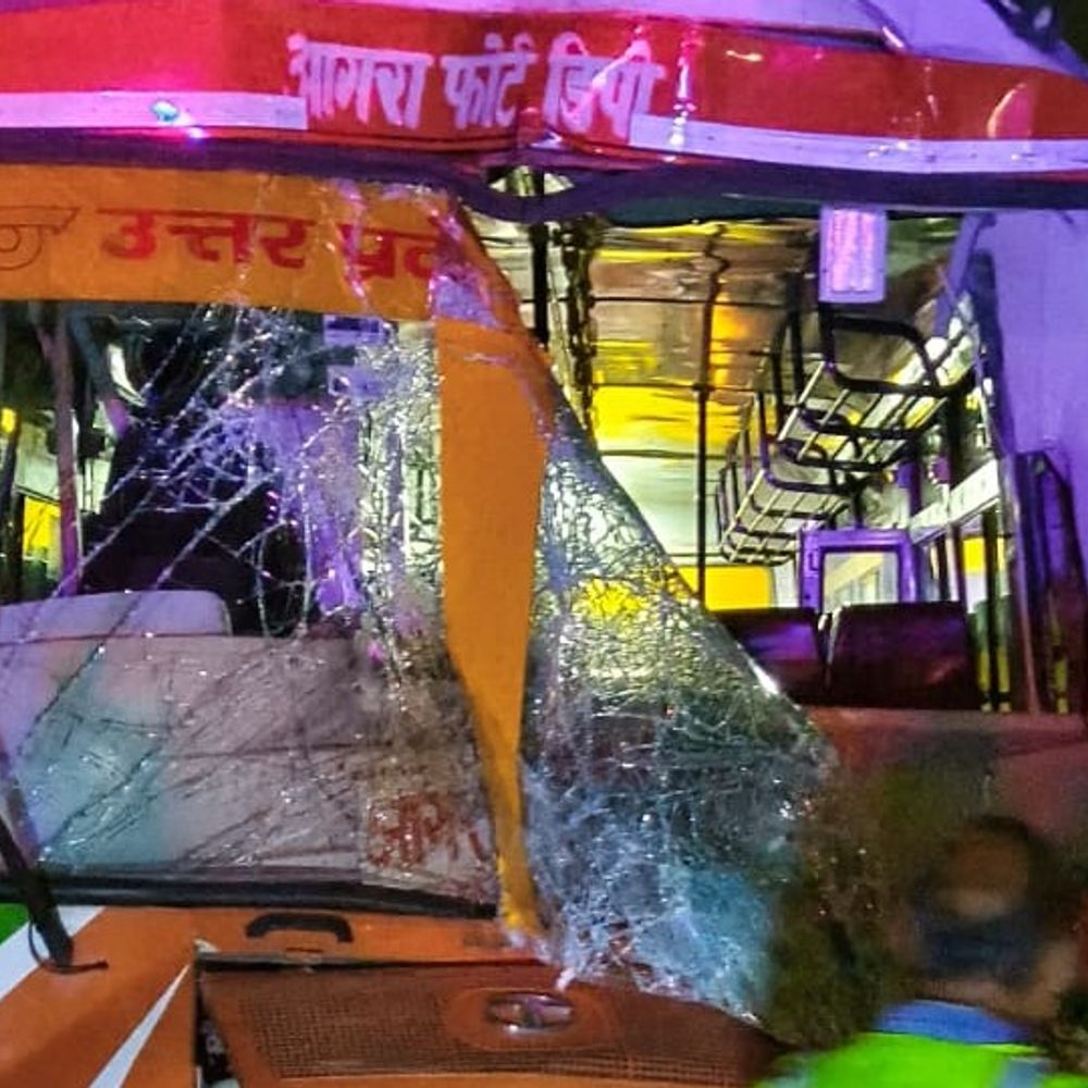 खड़े ट्रक से टकराई रोडवेज बस, 3 की मौत:11 गंभीर घायल, चालक को झपकी आने के कारण आगरा-लखनऊ एक्सप्रेसवे पर हादसा