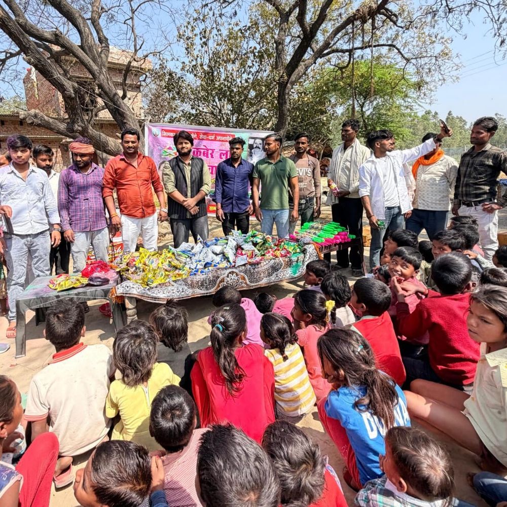 कुबेर लाल संस्थान ने वंचित बच्चों संग मनाई होली:हरदोई में जरूरतमंदों के घर पहुंच गुलाल, पिचकारी और सामग्री बांटी