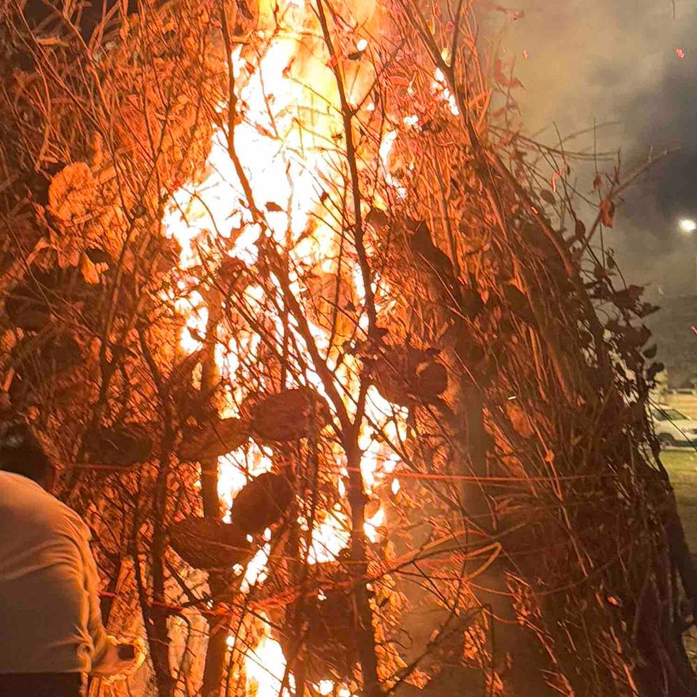 रामपुर में कड़ी सुरक्षा के बीच होलिका दहन हुआ:आधे से ज्यादा जगहों पर निर्धारित मुहूर्त में अग्नि प्रज्ज्वलित की गई