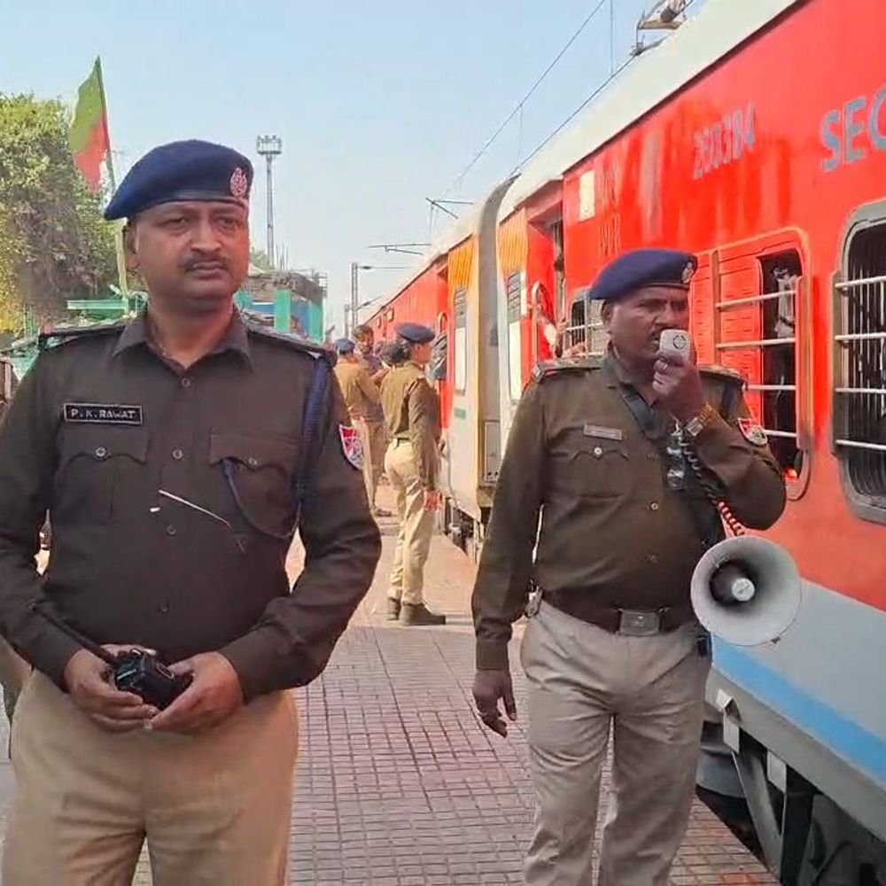 डीडीयू जंक्शन पर सुरक्षा अभियान:होली पर यात्रियों की सुरक्षा के लिए जीआरपी-आरपीएफ ने चलाया जागरूकता अभियान