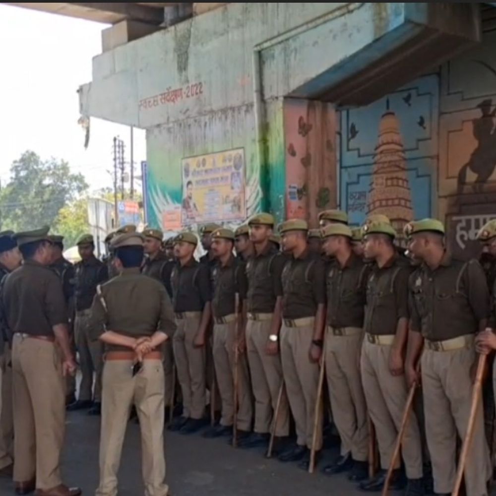 जालौन में होली-रमजान पर पुलिस-प्रशासन का फ्लैग मार्च:ईरान हमले के बाद सुरक्षा व्यवस्था जांची, सौहार्द बनाए रखने की अपील