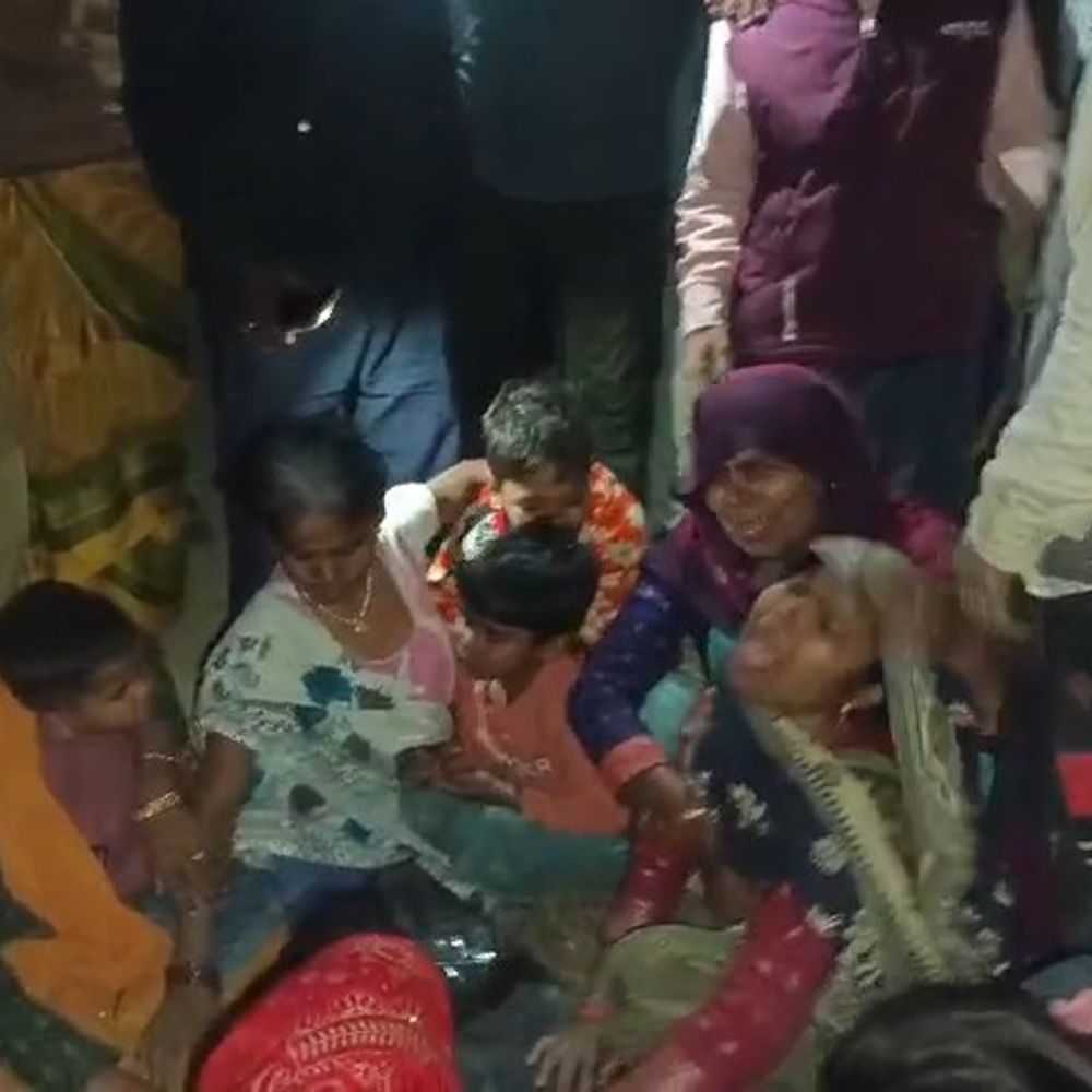 दो महिला की मौत के बाद सड़क जाम कर प्रदर्शन:सीतापुर में कार ने रौंदते हुए 200 मीटर तक घसीटा, कार्रवाई की मांग